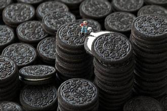 奥利奥 (Oreo) 诞生于1912年，一上市便迅速成为美国最畅销的夹心饼干，是卡夫食品的超级明星和饼干之王，是全球巧克力味夹心饼干的代名词。关于"奥利奥OREO”名字的由来，众说纷纭，现在已经无从考证。一些人认为，奥利奥的名字来自英语，是“白心黑人”的意思。