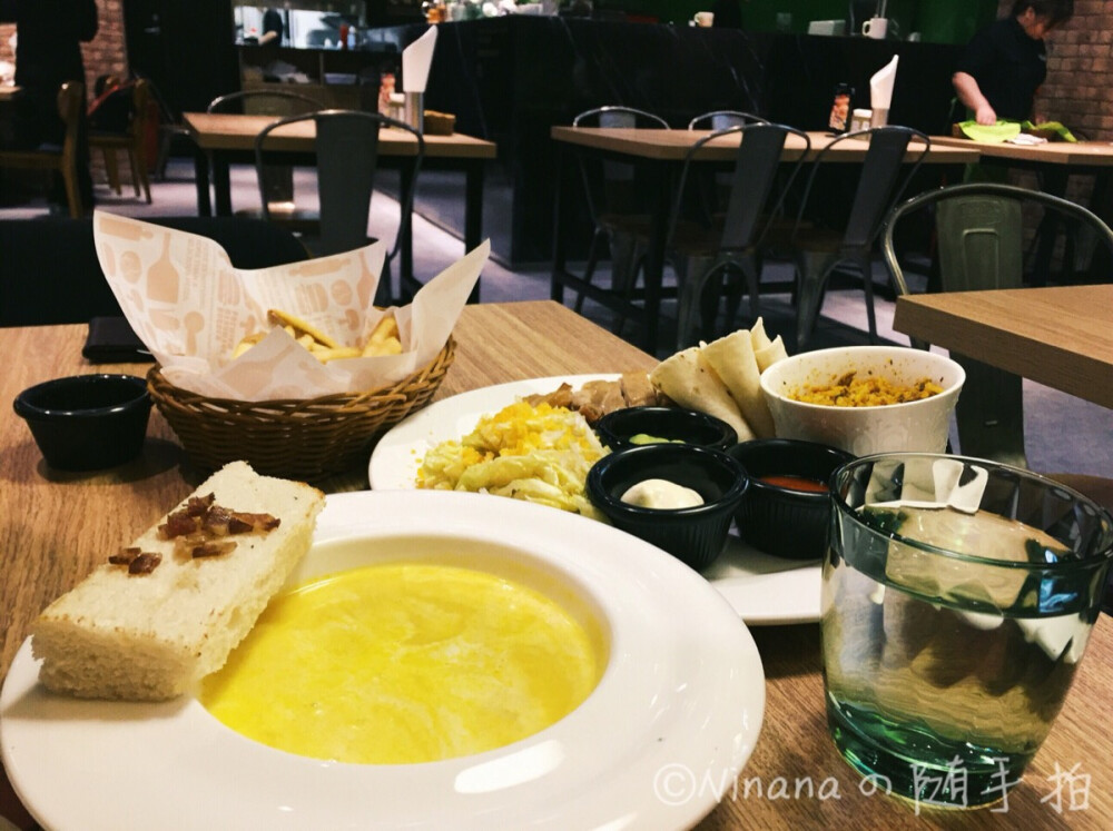 #美食# 一个人的brunch＝南瓜汤＋薯条＋fajita（收集或喜欢我照片的 欢迎关注我 专辑里所有照片都是本人努力拍摄调色过的~ 技术渣 但都是诚意出品~）