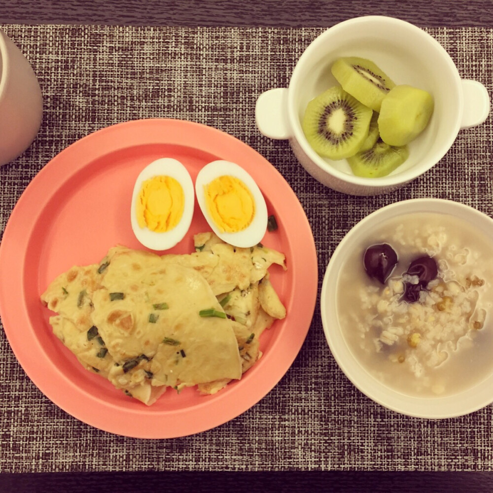 # rainy day # 感冒了好些天，今日早餐：鸡蛋饼，绿豆粥