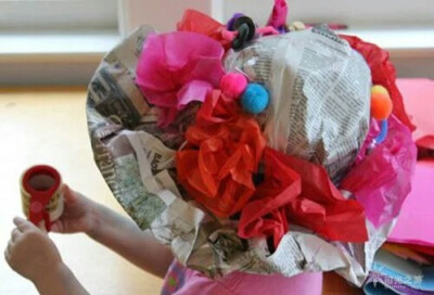 动手给孩子做一顶花环公主帽吧。