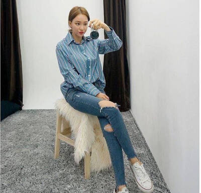 条纹衬衣搭破洞牛仔裤