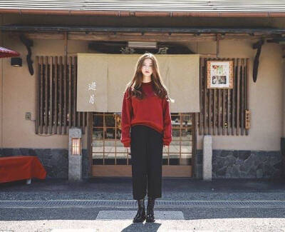 红色毛衣搭阔腿裤