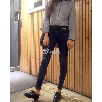 衬衣搭黑色小脚裤