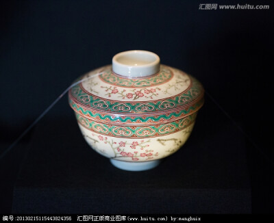 慎德堂制”款粉彩梅花纹盖碗，清道光，通高10cm，口径11.5cm，足径4.7cm。 碗直口，圈足。盖为覆盘式。内壁施白釉，外壁以粉彩装饰。碗与盖的主题纹样为折枝梅花，辅以如意云头纹做边饰。圈足内施白釉，外底及盖…