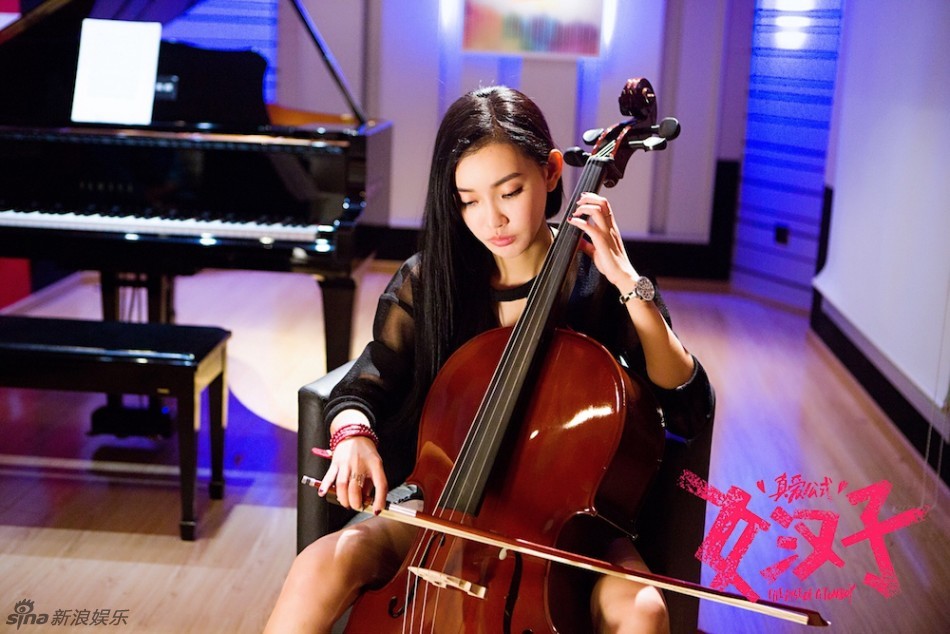 新浪娱乐讯 由赵丽颖、张翰主演的《女汉子真爱公式》今日发布了该片的终极海报，相比“全民老公”赵丽颖的霸道气场，身旁的张翰就显得略为“小鸟依人”。