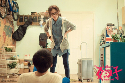 v新浪娱乐讯 由赵丽颖、张翰主演的《女汉子真爱公式》今日发布了该片的终极海报，相比“全民老公”赵丽颖的霸道气场，身旁的张翰就显得略为“小鸟依人”。