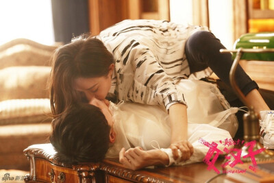 新浪娱乐讯 由赵丽颖、张翰主演的《女汉子真爱公式》今日发布了该片的终极海报，相比“全民老公”赵丽颖的霸道气场，身旁的张翰就显得略为“小鸟依人”。