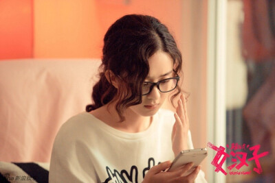 新浪娱乐讯 由赵丽颖、张翰主演的《女汉子真爱公式》今日发布了该片的终极海报，相比“全民老公”赵丽颖的霸道气场，身旁的张翰就显得略为“小鸟依人”。