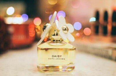 Marc Jacobs Daisy小雏菊女士系列持久淡香水100ml Daisy：晴朗、快乐、自在，充满全然的清新 迷人的单纯，让阳光伴随着Daisy的芬芳洒进心窗里，带领你抵达彻底解放心灵的纯净之地...使人感觉成熟大方、毫不拘束，平…