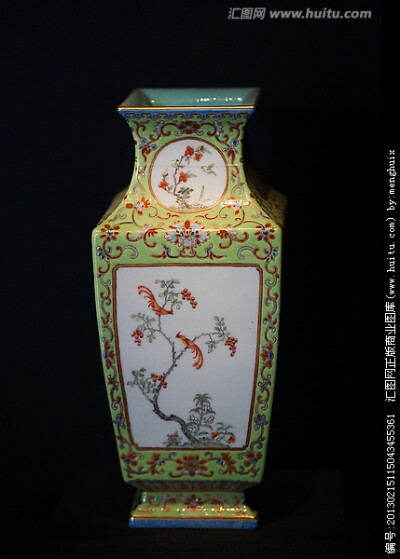 绿地粉彩开光花鸟纹方瓶,清咸丰，高29cm，口边长9cm，足边长8.8cm。 瓶呈四方形，撇口，折肩，腹部渐收，方足。瓶内壁施松石绿釉。外壁淡绿地粉彩缠枝花卉纹，瓶颈与瓶腹均四面开光，颈部圆形开光内绘四季花卉纹…