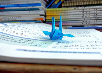 书桌上的千纸鹤
