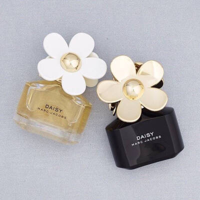 (￣▽￣～)Marc Jacobs Daisy小雏菊女士系列持久淡香水100ml Daisy：晴朗、快乐、自在，充满全然的清新 迷人的单纯，让阳光伴随着Daisy的芬芳洒进心窗里，带领你抵达彻底解放心灵的纯净之地...使人感觉成熟大方、毫…