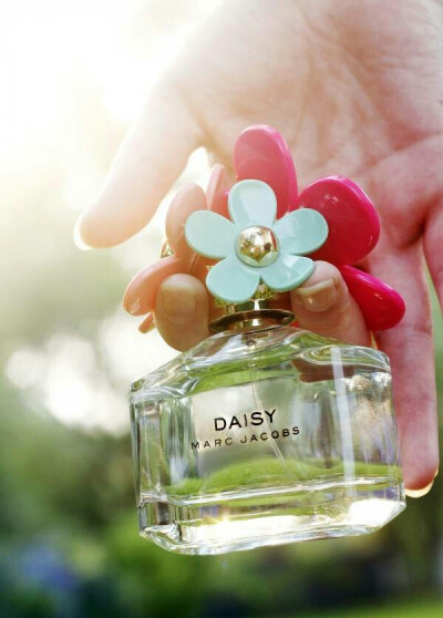 ●ｖ●●ｖ●Marc Jacobs的小雏菊香水。Daisy小雏菊香水，成熟魅力，兼具了年轻与活力，在不经意间的放肆中展示着自己独有的魅惑。香味清新淡雅，又不失俏皮可爱，一种清新的小甜蜜，会让人感觉温暖又有朝气