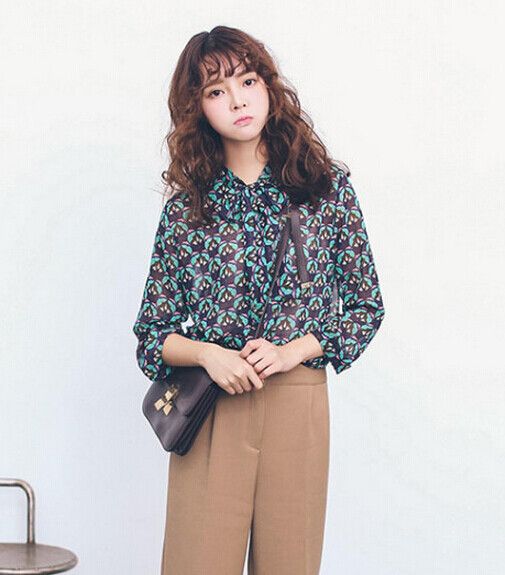 亮点：俏皮小卷、泰迪刘海
2016烫发最新发型女3、一看这发型，就知道它是减龄款，凌乱的韩式小卷增添了俏皮感，蓬松感能收小脸蛋显可爱，那泰迪刘海也是可爱的没谁了，一款烫卷被注入了活泼灵动，青春俏皮的感觉就出来了。