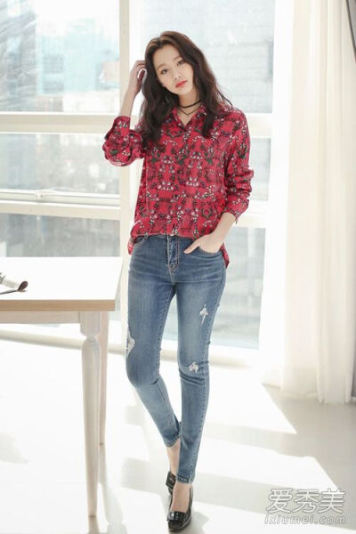 红色印花衬衫搭配紧身牛仔裤和小皮鞋，最简单常见的衬衫look，简单却精致时髦。