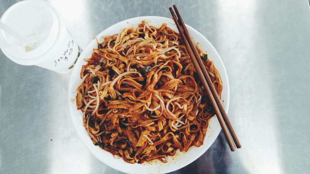 学校食堂的油泼面＋小牛奶(ฅ>ω<*ฅ)