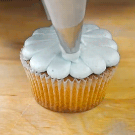 想要挑战烘焙的同学怎能不会裱花？不如从简单的Cupcake开始玩起吧！