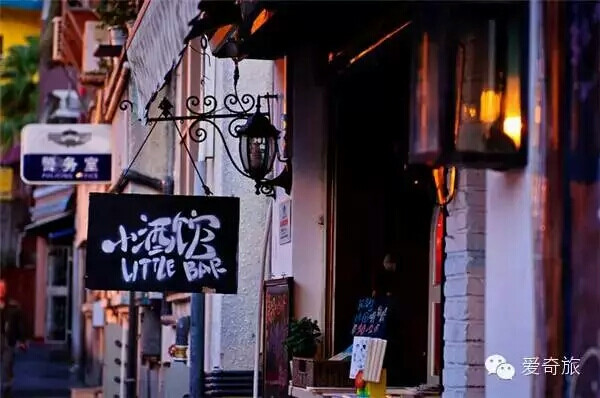 三毛曾说：一个人至少拥有一个梦想，有一个理由去坚强。心若没有栖息的地方，到哪里都是在流浪。
但我的梦想很小但足够温暖，只想开一家小店遇到一个温暖的人，在日光倾城时，泡一杯醇香的咖啡，听一把木质吉他低吟浅唱，那些昔日的光景与梦想仿佛从不曾远离。但，不等老了。