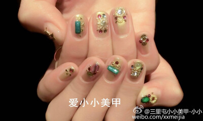 金色底民族风美甲