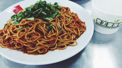 学校食堂的红油拌面＋酸奶（老王家的额(๑•ั็ω•็ั๑)）