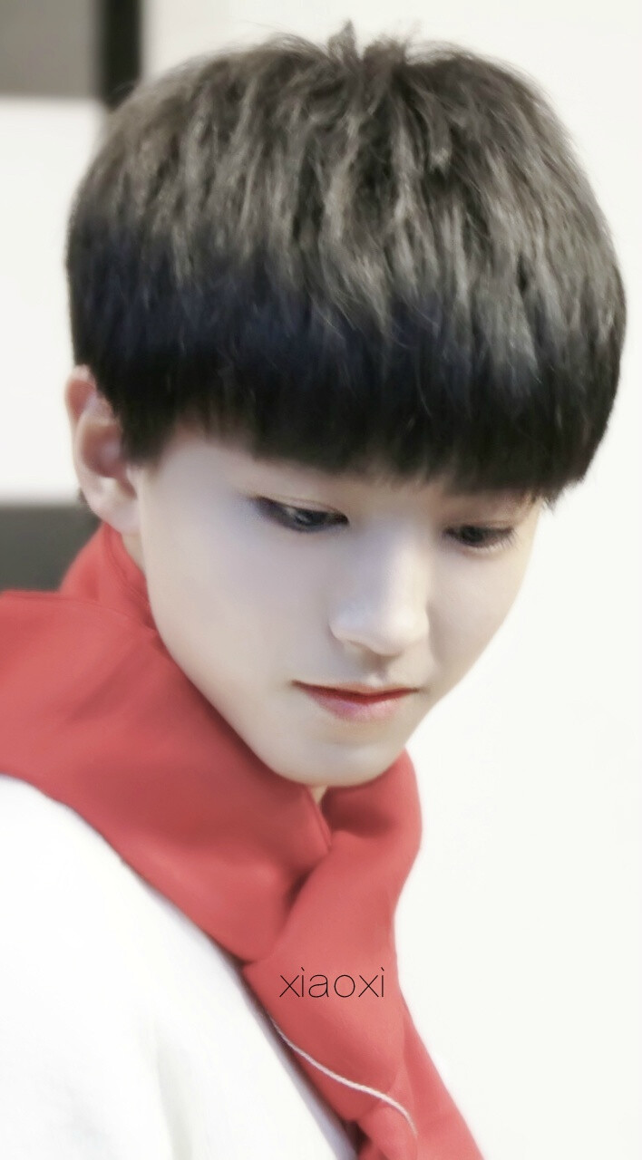 #王俊凯# #TFBOYS王俊凯# #TFBOYS# 151130 红围巾公益活动 cr：小洗洗洗洗洗洗