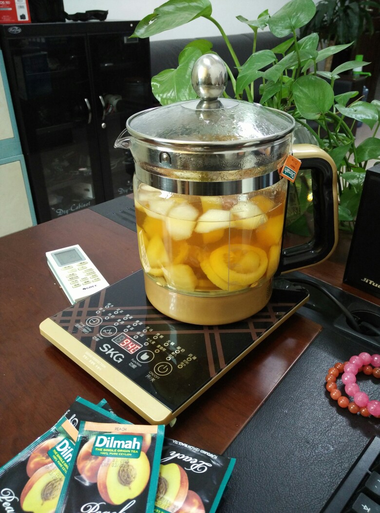预防感冒补充维生素……水果茶是个好选择……忙到飞起的间隙里快速丢了一个苹果一个梨子加几片生柠檬到水里，配上次上司姐姐从斯里兰卡回来给我带的桃子茶……选果茶模式自动煮好不耽误功夫……倒出来加点蜂蜜，比果汁好喝多了……香气四溢啊。