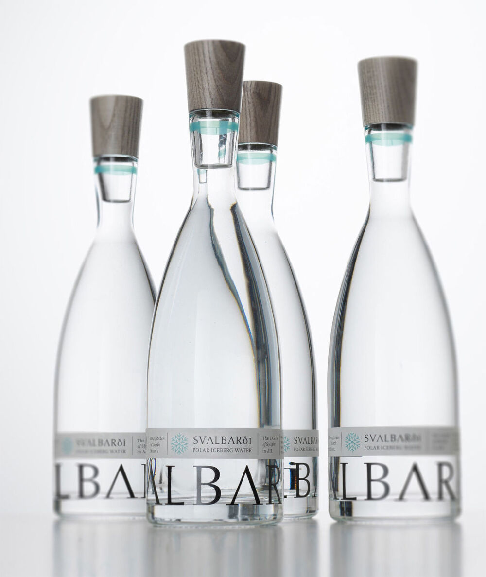 伦敦设计工作室 Studio h 为 Svalbarði 品牌的冰川水设计了一款包装。软木塞、全透明玻璃瓶、精巧的雪花 logo 和让人联想到冰川的蓝绿色质感为主的色调