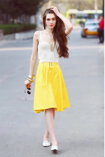 欧美 街拍 夏天就很适合穿这样的亮色 亮黄的半裙 搭背心白t 穿高跟鞋也会很搭 可以带几串手链手环之类的 夏天就很适合张扬