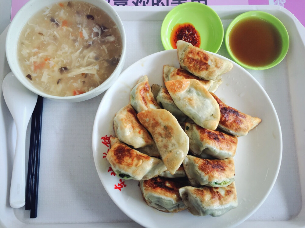 韭菜鸡蛋煎饺+木耳蛋花汤