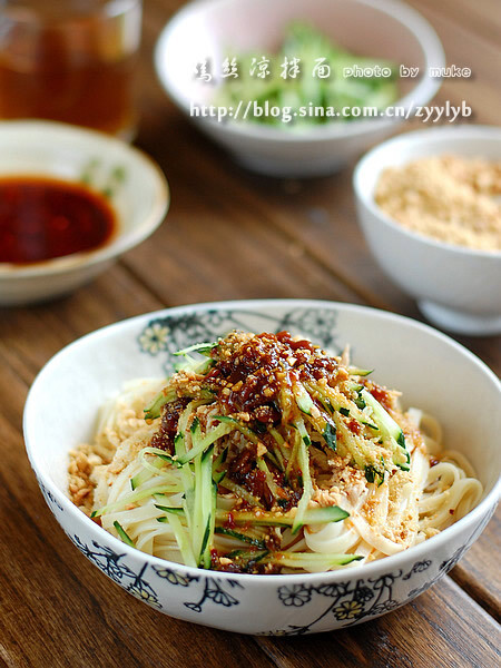 夏日专属花样主食【鸡丝凉面】
材料：干面，鸡腿，黄瓜，花生
1.鸡腿洗净，入冷水锅加姜片，葱段，花椒煮开后转小火炖20分钟至全熟
2.花生炒熟去壳，入料理机打成碎末。（也可以手工捣碎。）
3.蒜末，香油，生抽，海天黄豆酱，拌饭酱，少许糖调成拌面的酱汁
4.鸡腿放凉后，去皮去骨撕成丝。
5.水煮开后下入面条，中小火煮至面条全熟。面条用冷水冲凉后，用冰过的凉开水浸泡一会。（使面条的口感更劲道）
6.面条沥干水份，用少许香油拌匀。加鸡丝，黄瓜丝，花生碎，酱汁拌匀即可