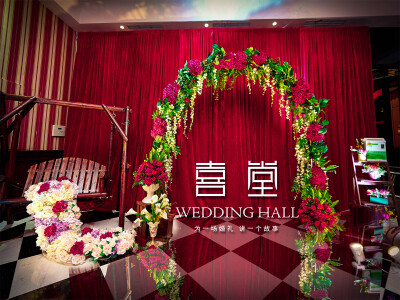 #喜堂weddinghall婚礼# 绿谧红妆大红色，小清新，麋鹿，精灵，星座很难想象这些元素融合在一起，为你写一片绿谧，点一抹红妆，在榭寄生下轻轻一吻，一个难忘的花开之夜，一场完美的红色小清新婚礼