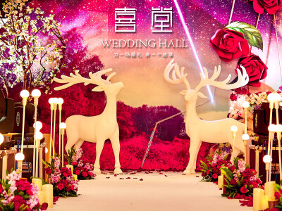 #喜堂weddinghall婚礼# 绿谧红妆大红色，小清新，麋鹿，精灵，星座很难想象这些元素融合在一起，为你写一片绿谧，点一抹红妆，在榭寄生下轻轻一吻，一个难忘的花开之夜，一场完美的红色小清新婚礼