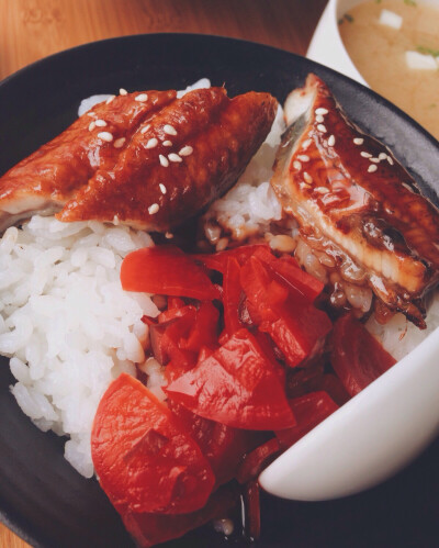 鱼旨寿司 鳗鱼饭 美式寿司风格，因为我不太能吃生食，这家寿司的做法很合我意