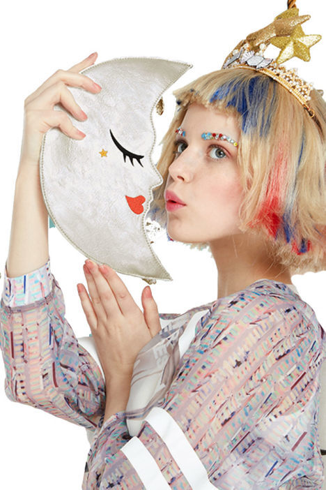 以月亮爲靈感來源，選用優質材料立體裁剪成模擬月亮造型。表面覆蓋細膩紋理，紋路清晰，帶來厚實手感，時尚銀色與熱情紅色的色彩搭配結合仿真造型，精工電線展現趣致表情，散發玩味十足的俏皮個性。包身掛星星小掛件，與立體月亮相映相親。趣味十足的仿真包款是出門吸睛的時尚利器。
