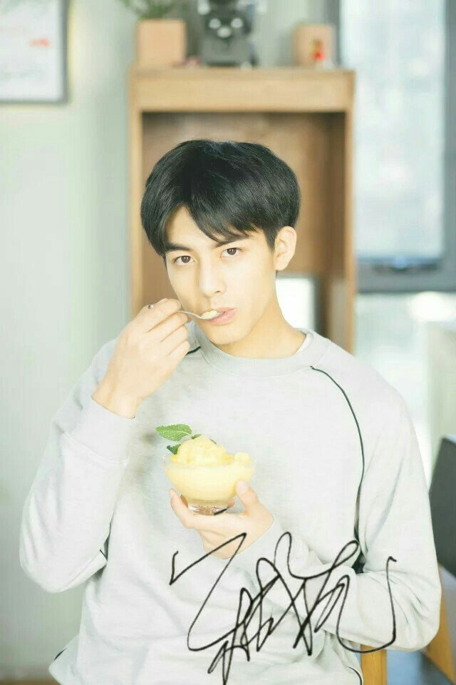 宋威龙。（写真）你的青春年少里，有没有过这样的一个人，他的一举一动都令你为之动容，他的眉眼间全部是你的期盼.像夜空中最亮的星。