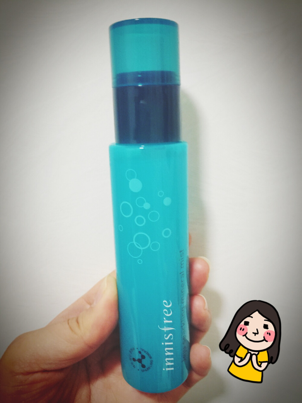 innisfree jeju sparkling mineral mist 很好用的一款喷雾，喷出来的水很细腻，吸收也快，脸上有点过敏时就用kiehl's的金银花水和这款喷雾了，干了就喷点，干了就喷点。赞赞的