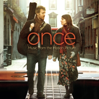 Glen Hansard & Markéta Irglová - Falling Slowly
爱尔兰电影《Once》插曲，由电影男女主角创作并演唱，约翰·卡尼导演。 Guy和Girl相识于失意时，相知后在彼此身上找到勇气和方向，虽然结局不是相许，但各自去追寻梦想也算是一个happy ending。