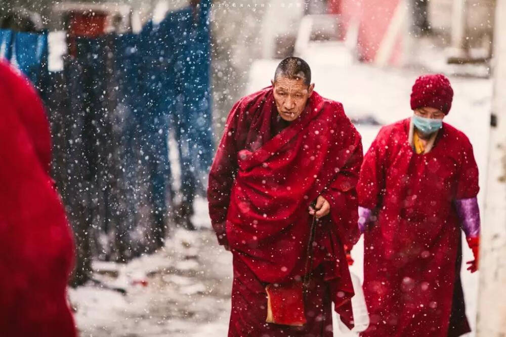 人生即是一场修行， 在色达这个圣地，无时无刻都能看到虔诚的人们，没有老少昼夜之分，这是一种深至******的信仰。 无处不佛堂， 无处不天堂， 也无处不地狱。