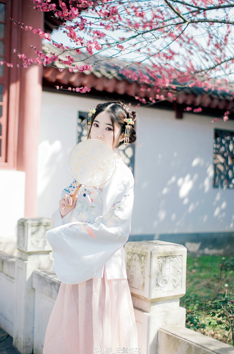 出镜：小羊_云鬓生花: 【花间十六语·庭莺】
“这是人间不是诗。”
服装：@清辉阁步光 庭莺
摄影：@赵聊闲
造型·配饰：小羊
地点：@中国武汉东湖 梅园景区
微相册 http://t.cn/R2WxQOQ