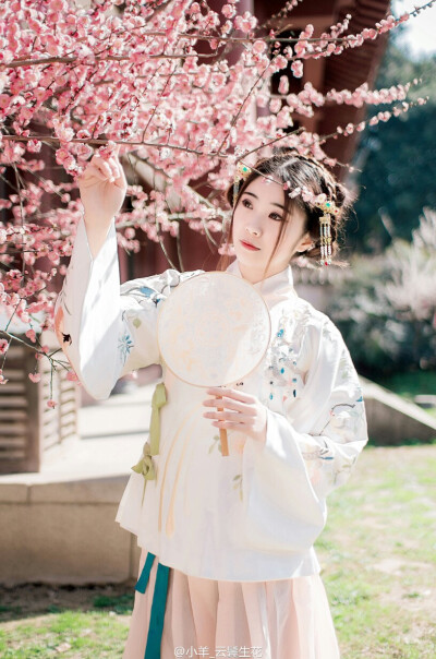 出镜：小羊_云鬓生花: 【花间十六语·庭莺】
“这是人间不是诗。”
服装：@清辉阁步光 庭莺
摄影：@赵聊闲
造型·配饰：小羊
地点：@中国武汉东湖 梅园景区
微相册 http://t.cn/R2WxQOQ