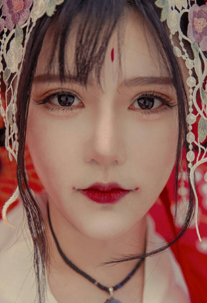 衣倚一树情深，来时路，不知数。
