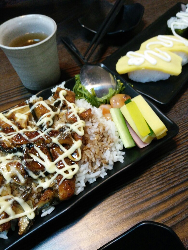 鳗鱼饭，寿司，小麦茶