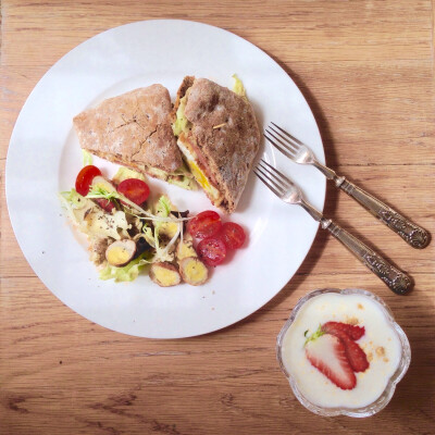 粗粮帕尼尼+谷物水果酸奶