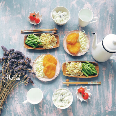 
早安~今天早餐：炸鱼饼+清炒四季豆+洋葱炒蛋+小番茄+温水
炸鱼饼果然自己做的比外面买的要好吃N个等级，等我食谱啊，真的好好吃。
洋葱炒蛋的做法公众号回复47查看食谱~
公众号：kitchenwu
