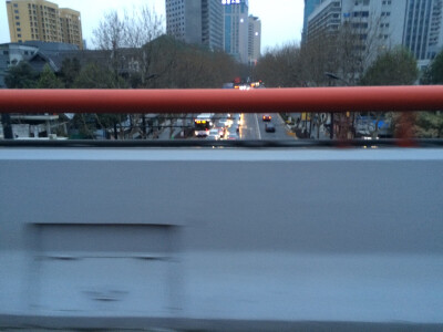 高架上的笑脸宛若一个智障