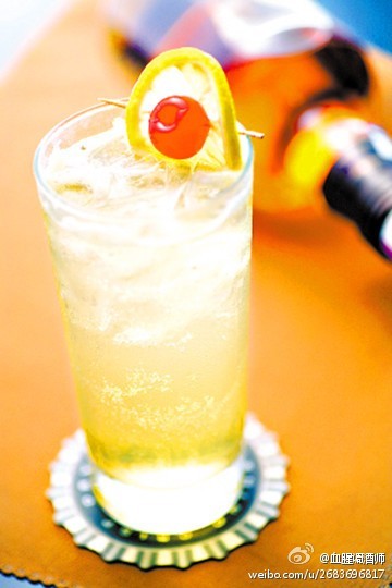 【汤姆柯林斯Tom Collins】适合夏天，口感清爽~材料：辛辣金酒45ml，柠檬汁1/2个量，砂糖3茶勺，苏打水补足剩余，柠檬片1片，红樱桃1个 制作：(1)将金酒、柠檬汁、砂糖轻轻摇和(2)将摇和好的酒倒入高杯中(3)加入冰块，注满苏打水，用柠檬片和樱桃装饰