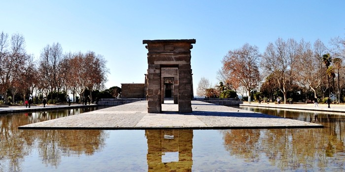 马德里 Madrid
西班牙首都，全国第一大城市和经济交通中心，马德里自治区首府。位于伊比利亚半岛梅塞塔高原中部，瓜达拉马山脉东南麓的山间高原盆地中，海拔670米，是欧洲地势最高的首都。市区面积607平方千米，人口约310.1万。