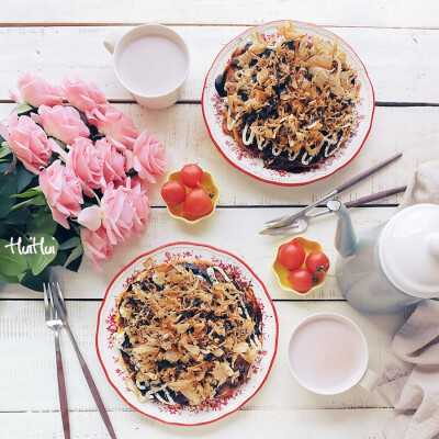 早安。今日早餐：大阪烧+小番茄+花生浆。
好久没吃大阪烧了，今天一吃发觉真的不要太好吃了哦！~就喜欢大阪烧上面厚厚的一层木鱼花。
做法公众号回复25查看食谱。
公众号;kitchenwu