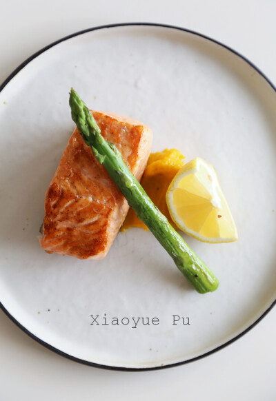 更多请关注我的专辑：
Xiaoyue's Kitchen Diary
第一次做三文鱼，发现这个家伙脂肪真的超多....不过总归没啥刺是最好的[微笑] 其实还是一道很简单的菜(一份量)：1/4柠檬弄成汁+3小勺盐+1勺胡椒粉混合，均匀抹在三文…