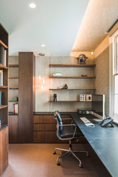 【英国St John’s Wood 别墅】位于英国伦敦的St John’s Wood 别墅，是由SHH Architects设计团队打造的一个私人住宅项目。这个公寓内部优雅典雅的风格令人印象深刻。尤其令人印象深的是室内空间通过家具、落地窗、 …